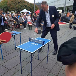 Ministerpräsident Alexander Schweitzer an der Platte